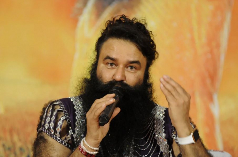 GURGAON، هند - 16 سپتامبر: رئیس فرقه Dera Sacha Sauda، گورمیت رام رحیم سینگ، در اولین نمایش فیلم آینده خود MSG-2 در سکتور-29 در 16 سپتامبر 2015 در گورگان، هند به رسانه ها سخنرانی می کند